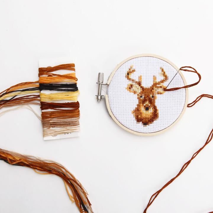 Immagine prodotto Kikkerland Mini Cross Stitch Embroidery Kit - Deer