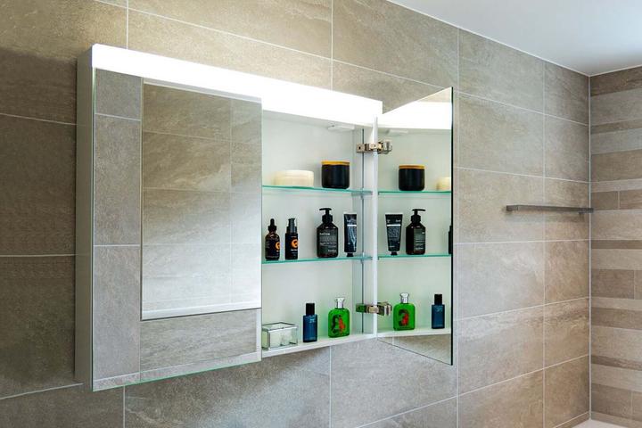 Produktbild Schneider LOWLINE Basic LED Lichtspiegelschrank, 1 Tür, Anschlag wechselbar, 60x74,8x13,5cm, 171.26 (60 x 74 x 84 cm)