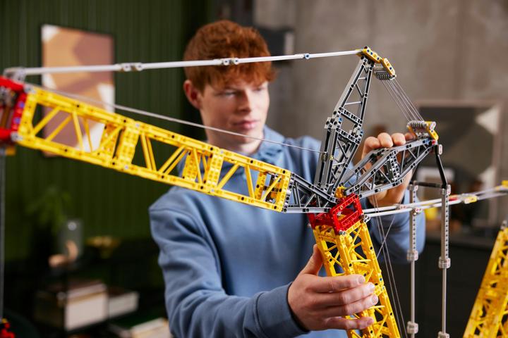 Actual product image LEGO Liebherr LR 13000 crawler crane (42146, LEGO Technic)