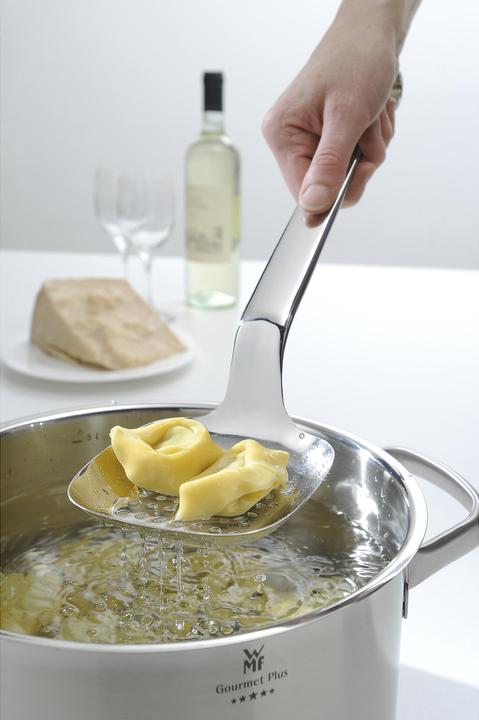 Produktbild WMF Kochtopf Fleischtopf Induktion 24cm Metalldeckel Gourmet Plus Edelstahl 18/10 (24 cm, Kochtopf, Edelstahl)