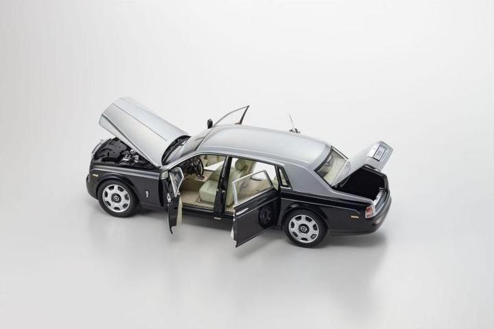 Immagine prodotto Kyosho Rolls-Royce Phamtom EWB Schwarz / Silber, 1:18