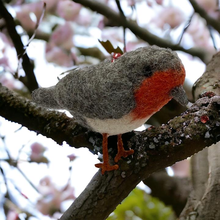 sense&purpose Oiseau en feutrine gris rouge (11 x 8 cm)