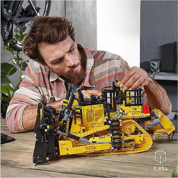 Actual product image LEGO Cat D11 Bulldozer (42131, LEGO Technic)