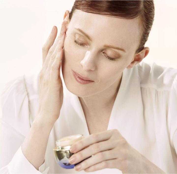 Produktbild Shiseido Vital Perfection (75 ml, 24h Creme, Bis SPF 10)