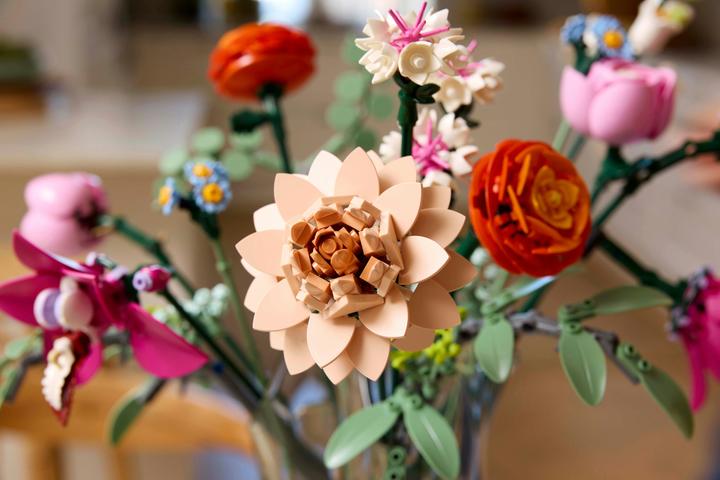 Actual product image LEGO Schöner Rosafarbener Blumenstrauss (10342, LEGO Icons, LEGO Botanical)