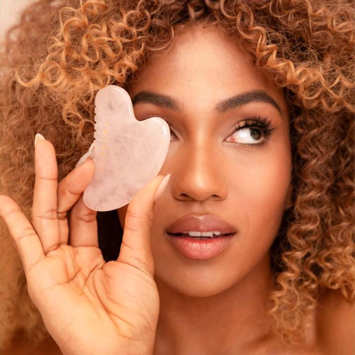 Produktbild VBEAUTY Gua Sha Mit Zähnen Massagestein Aus Rosenquarz