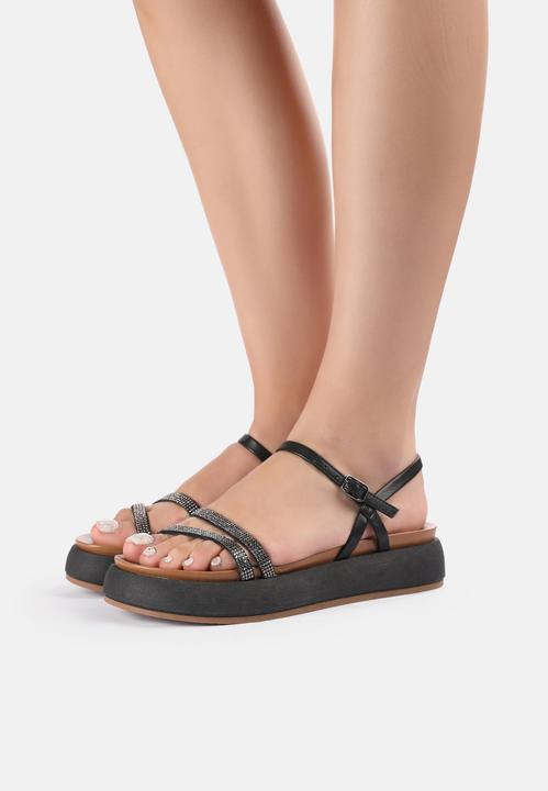Image du produit Inuovo Cette sandale à plateforme confortable et tendance est un véritable accroche-regard. Le modèle en (40)