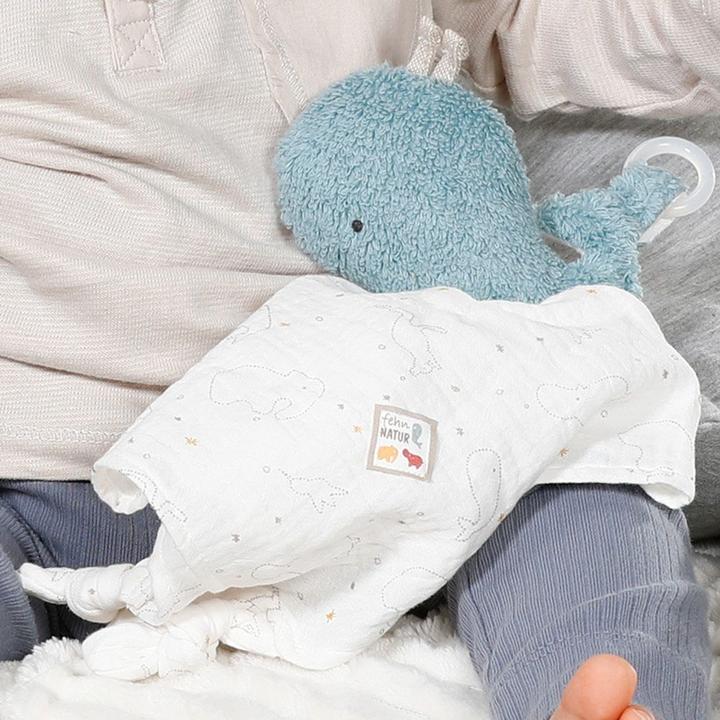Produktbild Fehn 056068 Schmusetuch Wal fehnNATUR – Baby Schnuffeltuch aus Bio-Baumwolle mit Schnullerbefestigun
