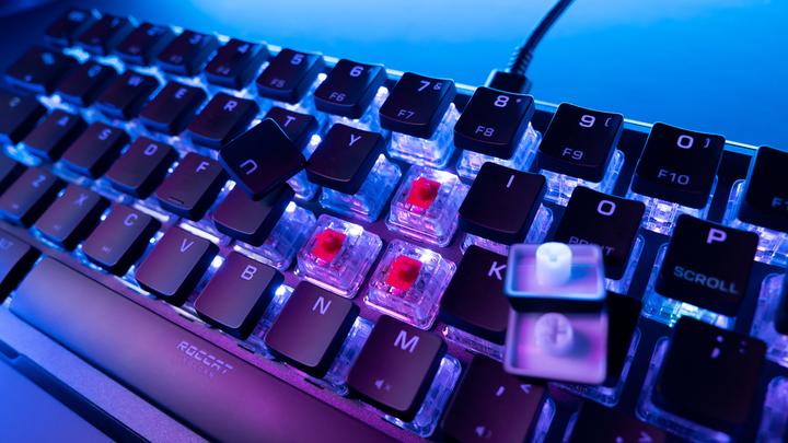 Actual product image Roccat Vulcan II Mini gaming keyboard, mechanical, linear keys, black (DE, Cable)
