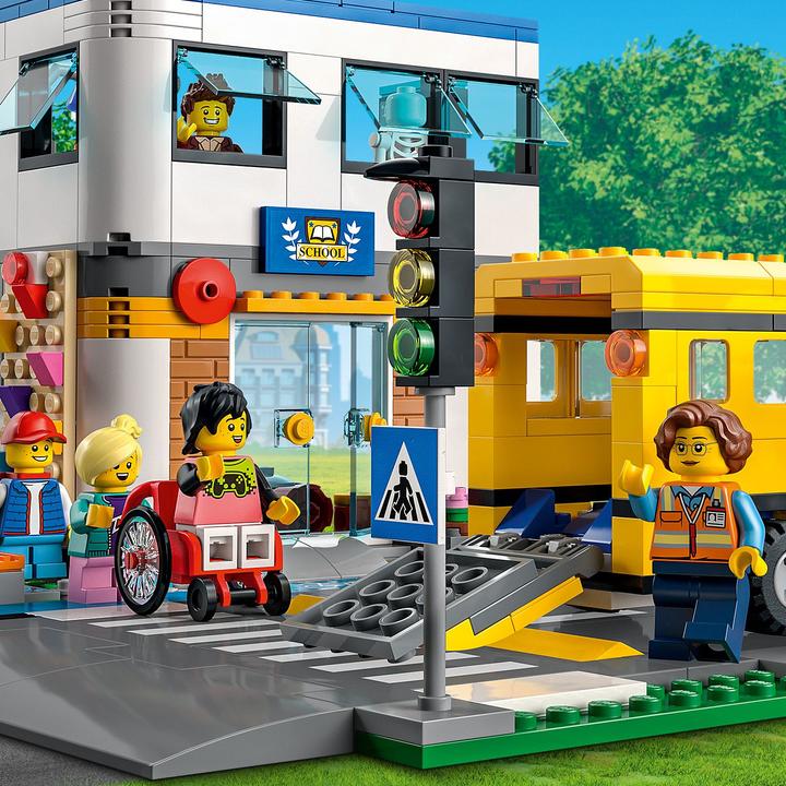 Actual product image LEGO School with school bus (60329, LEGO City)