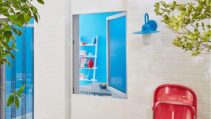Produktbild tesa Insektenschutz COMFORT für Fenster, mit Klettband, selbstklebend, ohne Bohren (130 x 130 cm)