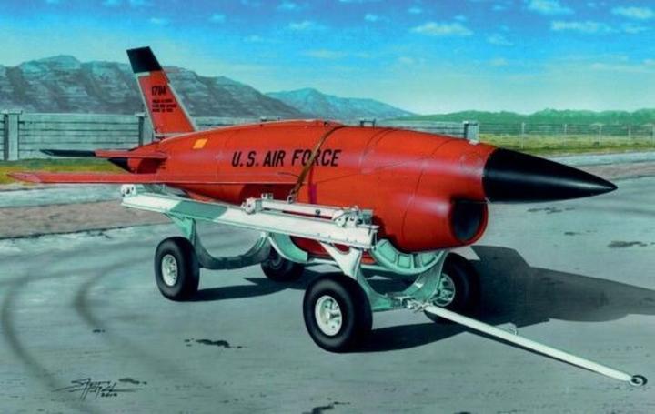 Produktbild Plus Model Firebee BQM-34 with transpoprt cart