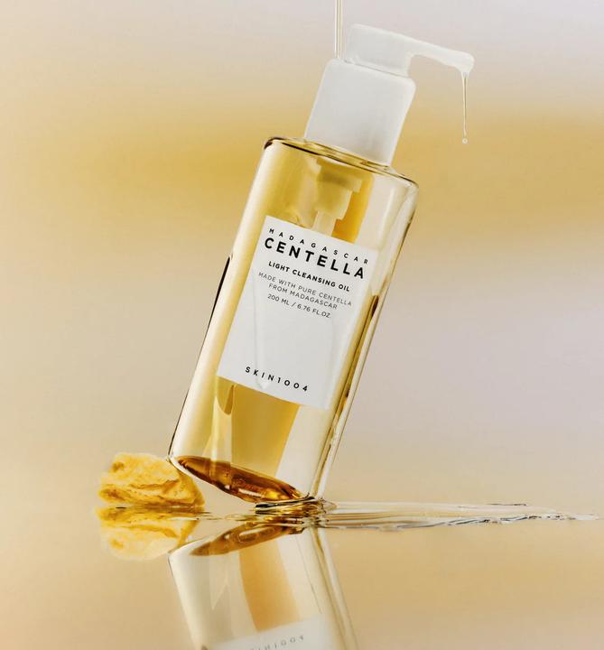 Actual product image Skin1004 Madagascar Centella Light Cleansing Oil Light Face Wash Oil 200 Ml (Oils, 200 ml)