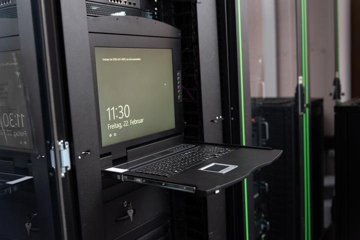 Produktbild Digitus 19" HD LCD KVM Konsole, 16-Port VGA, schweizer Tastatur