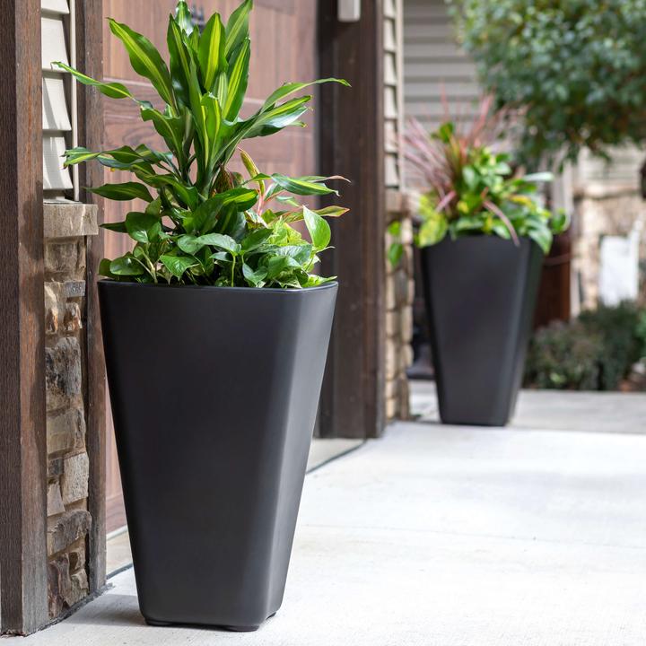 Produktbild Step2 Bridgeview Pflanzkübel Gross - Onyx Schwarz (42.80 cm)