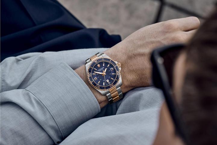 Produktbild Victorinox Armbanduhr Maverick blue dial (Chronograph, 43 mm)