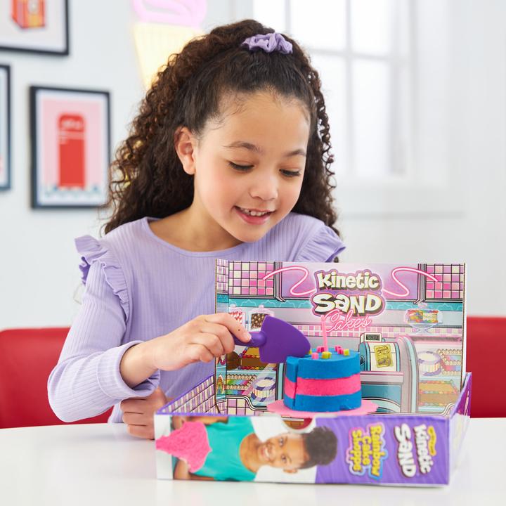 Actual product image Spin Master Kinetic Sand, Rainbow Cake Shoppe, 680 g de sable jaune, rose, bleu et blanc parfumé à la vanille, 1