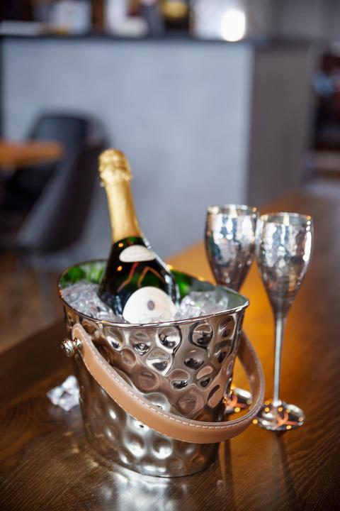 Actual product image Edzard Gilbert stainless steel ice bucket & wine cooler with leather handle 23 x 17 cm - hammered