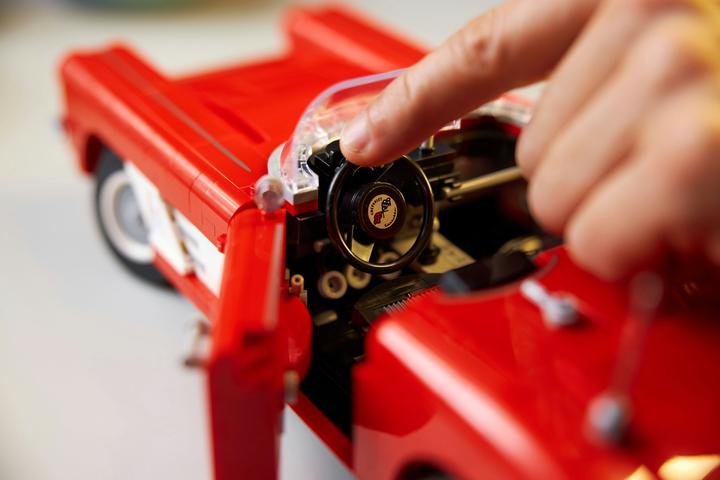 Actual product image LEGO Icons Corvette (10321, LEGO Icons)