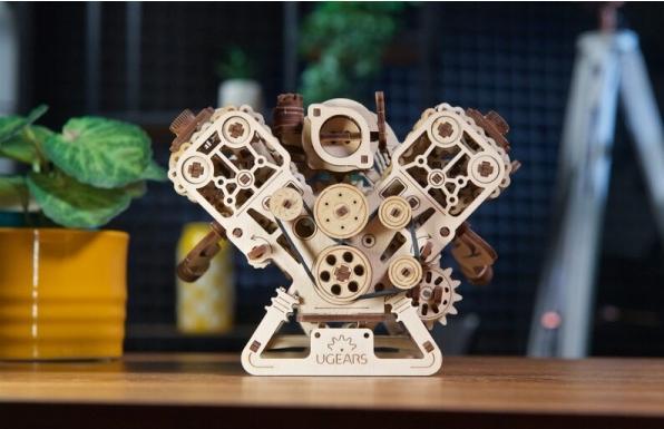 Actual product image Ugears MOTEUR V8 776PCS (FR-DE-EN-POL-ES-UKR)