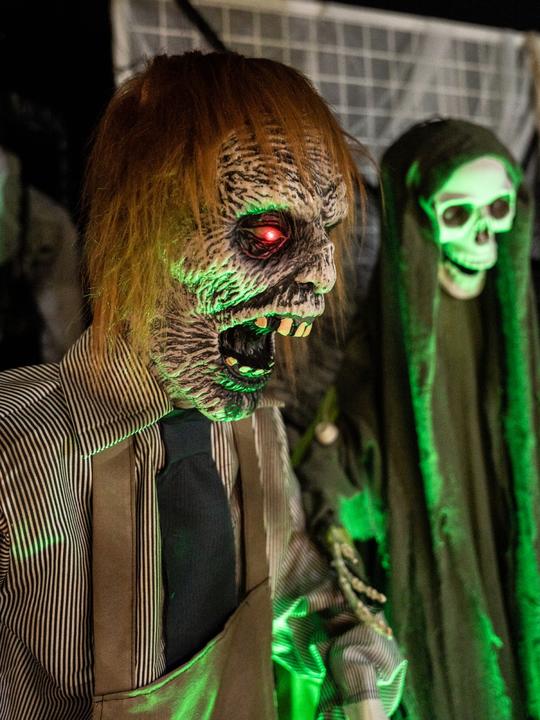 Immagine prodotto Europalms Figura di Halloween zombie con motosega, animata, 170 cm