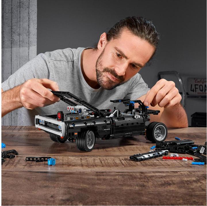 Actual product image LEGO Dom's Dodge Charger (42111, LEGO Technic)