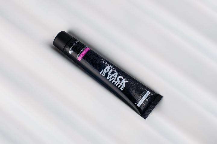 Actual product image Curaprox black is white (90 ml)