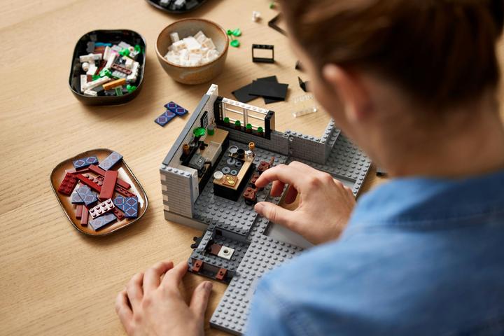 Immagine prodotto LEGO Qeer Eye- Il loft dei Fab 5 (10291, LEGO Creator Expert, Set LEGO rari)