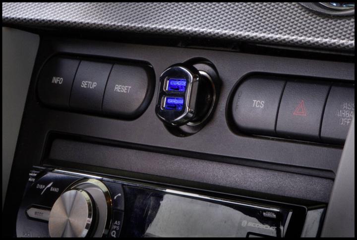 Image du produit Scosche reVOLT 12W + 12W Chargeur voiture double USB 12W, iPad