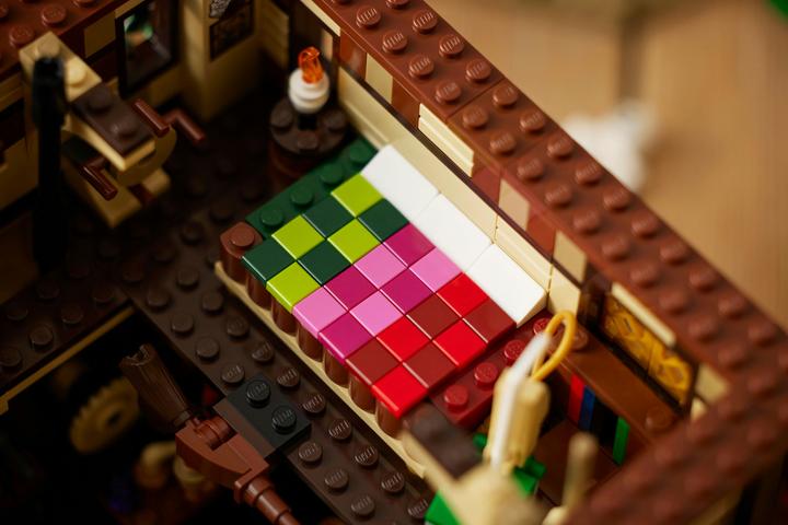Actual product image LEGO Disney Hocus Pocus: The Sanderson Sisters' Cottage (21341, LEGO Ideas, LEGO Rare Sets)