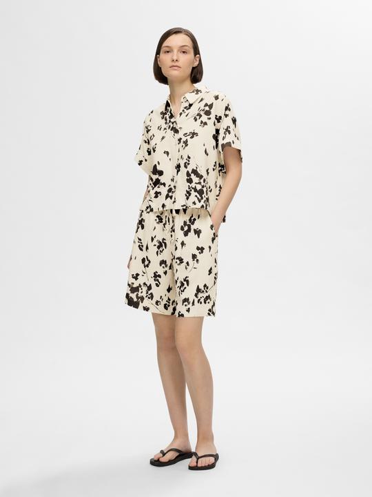 Actual product image Selected Femme Loose fit print shorts (36)