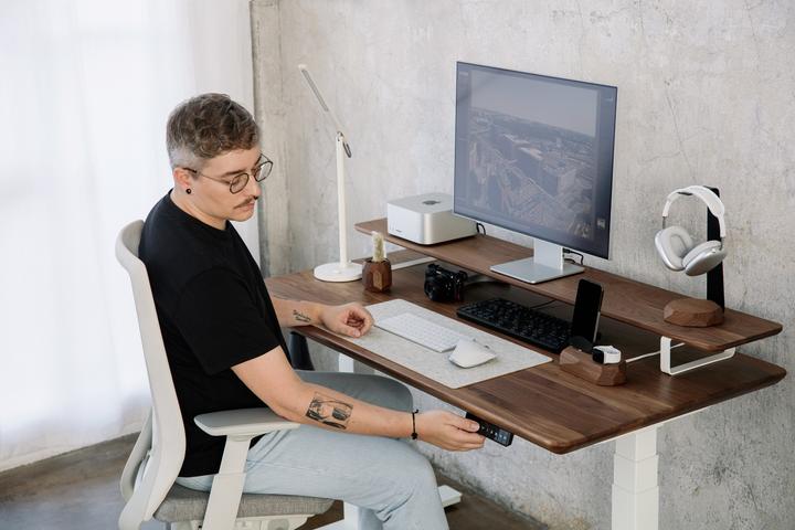 Produktbild Oakywood Standing Desk Holztisch mit Höhenverstellung - aus Massivholz - Walnuss / 120x60 / Schwarz - Oakywoo (120 x 60 cm)