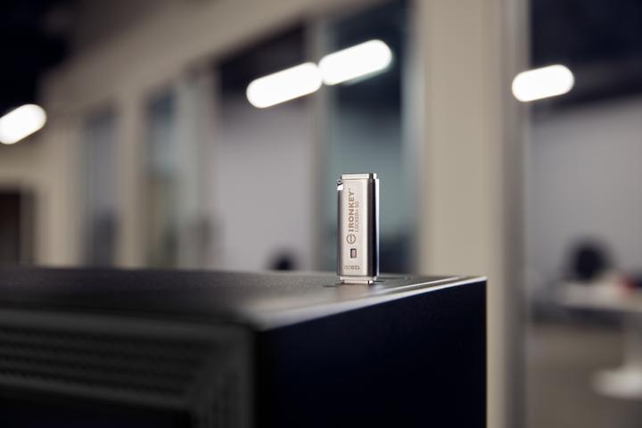 Image du produit Kingston IronKey Locker+ 50 (16 Go, USB 3.2, USB-A)