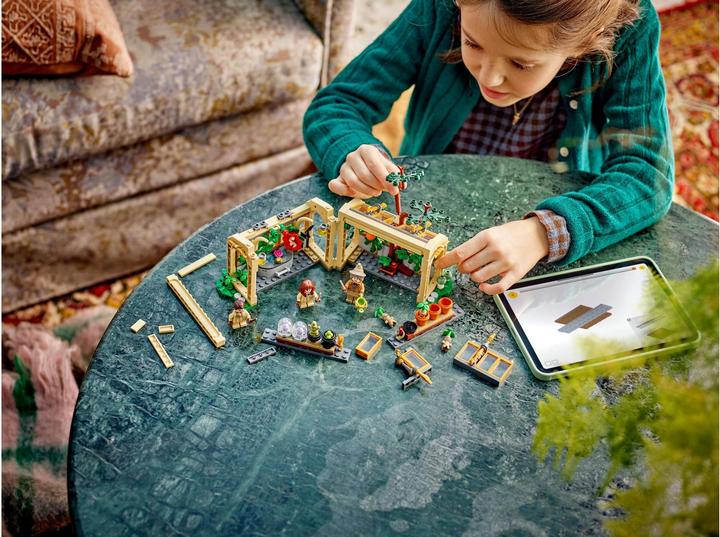 Actual product image LEGO Schloss Hogwarts: Kräuterkundeunterricht (76445, LEGO Harry Potter)