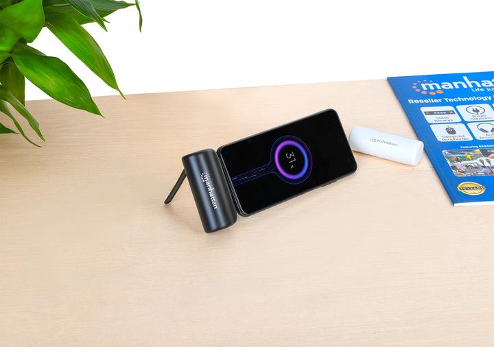 Produktbild Manhattan Powerbank 5000 mAh mit integriertem USB-C-Stecker 10W zur Nutzung als Handyhalterung mit L (5000 mAh, 10 W, 10 Wh)