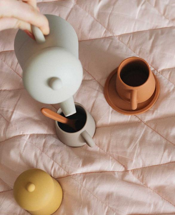 Immagine prodotto Esmée Set da tè per bambini in silicone color terra di Siena/beige, con tazze, bollitore e zuccheriera