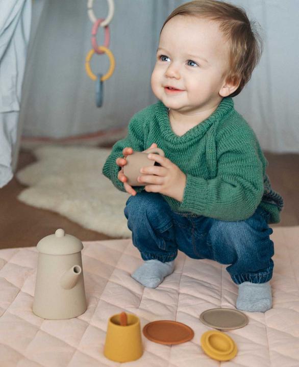 Immagine prodotto Esmée Set da tè per bambini in silicone color terra di Siena/beige, con tazze, bollitore e zuccheriera