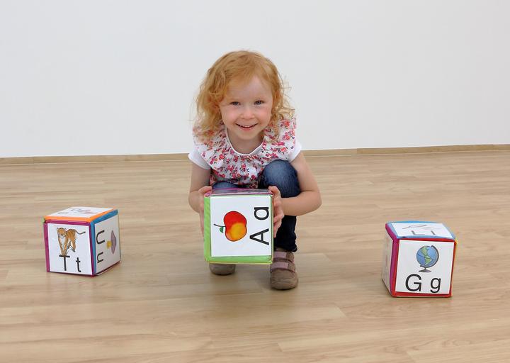 Actual product image Betzold Set of 3 Pocket Cubes (German)
