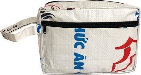 Produktbild Bekos Upcycling - Kosmetiktasche aus recycelten Fischfuttersäcke blauer Fisch