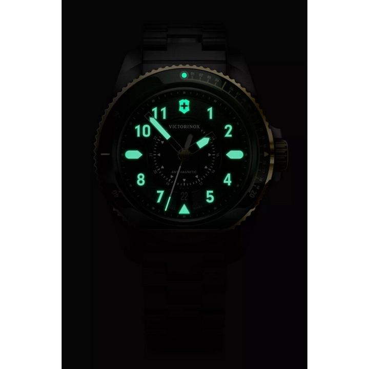 Immagine prodotto Victorinox Journey 1884 Quarzo Tre Lancette Acciaio e Minerale, Orologi subacquei, 43 mm, Quadrante verde (Orologio sub, 43 mm)