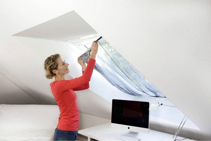Produktbild tesa Insektenschutz COMFORT für Dachfenster, mit Klettband, selbstklebend, ohne Bohren (120 x 140 cm)