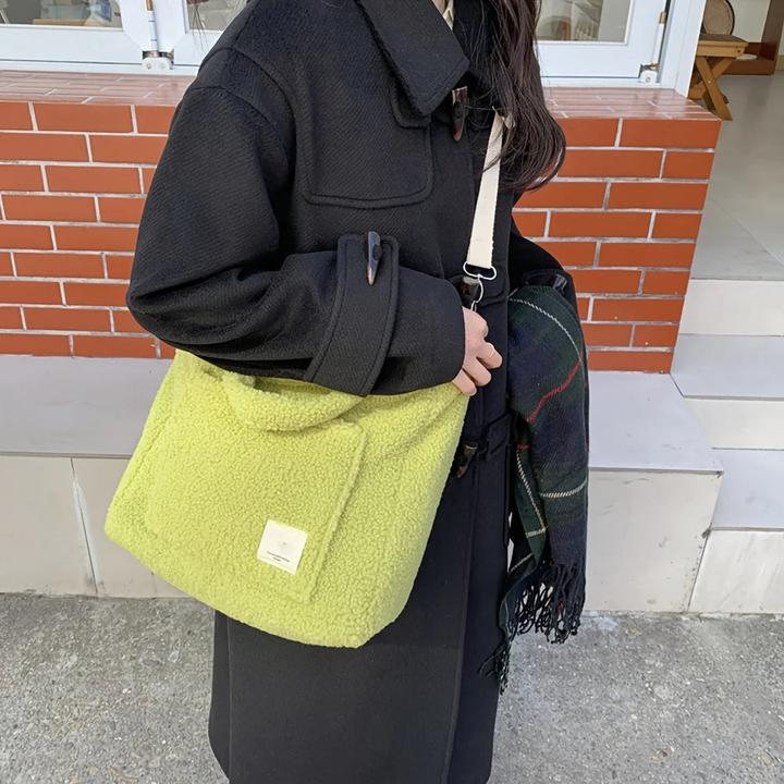 Produktbild Only-Bags.Store Kunstfell-Tasche mit abnehmbarem Riemen - leicht, geräumig und vielseitig für den täglichen