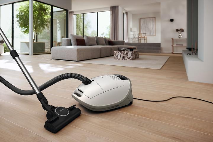 Actual product image Miele Guard M1 Performance Bodenstaubsauger mit Beutel Brillantweiss 12560260