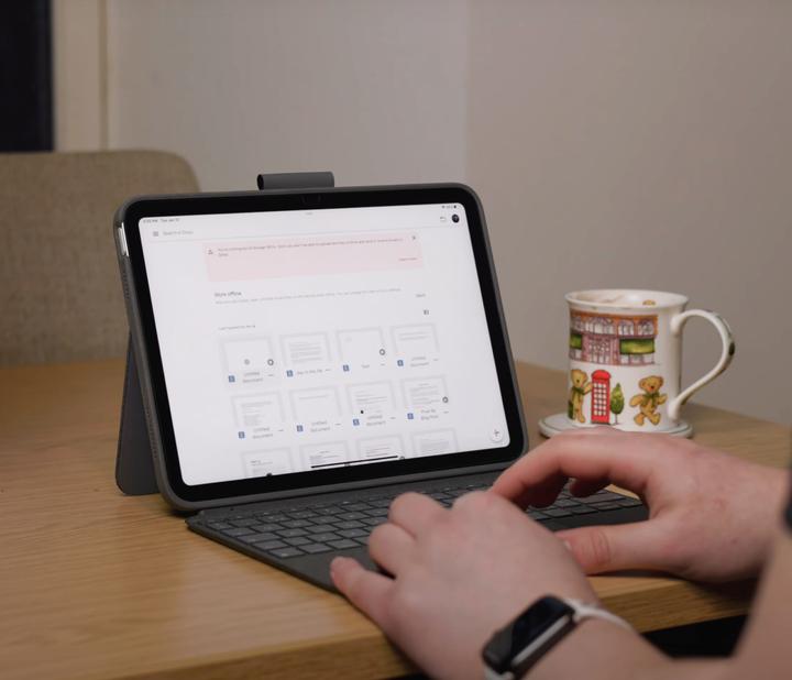 Produktbild Logitech Combo Touch (DE, iPad 2022 (10. Gen))