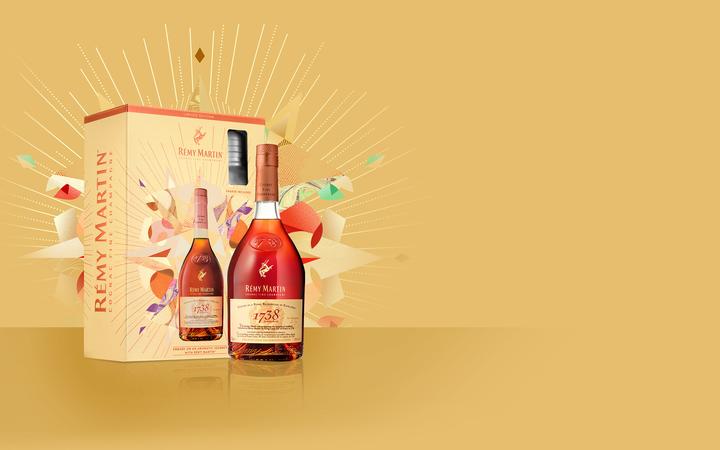 Immagine prodotto Rémy Martin 1738 ACCORD ROYAL Cognac Fine Champagne 40% Vol. 0,7l in confezione regalo con shaker (1 x 70 cl)