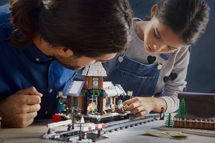 Actual product image LEGO Winter station (10259, LEGO Creator Expert)