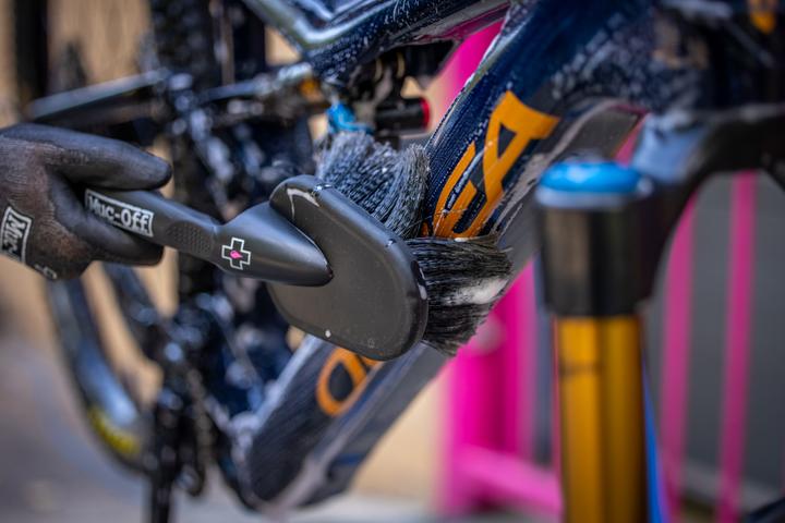Actual product image Muc-Off Ultimate Bicycle Kit (1800 ml, Universal Lubricant, Sponge, Bicycle cleaner, Chain cleaner, Care set)