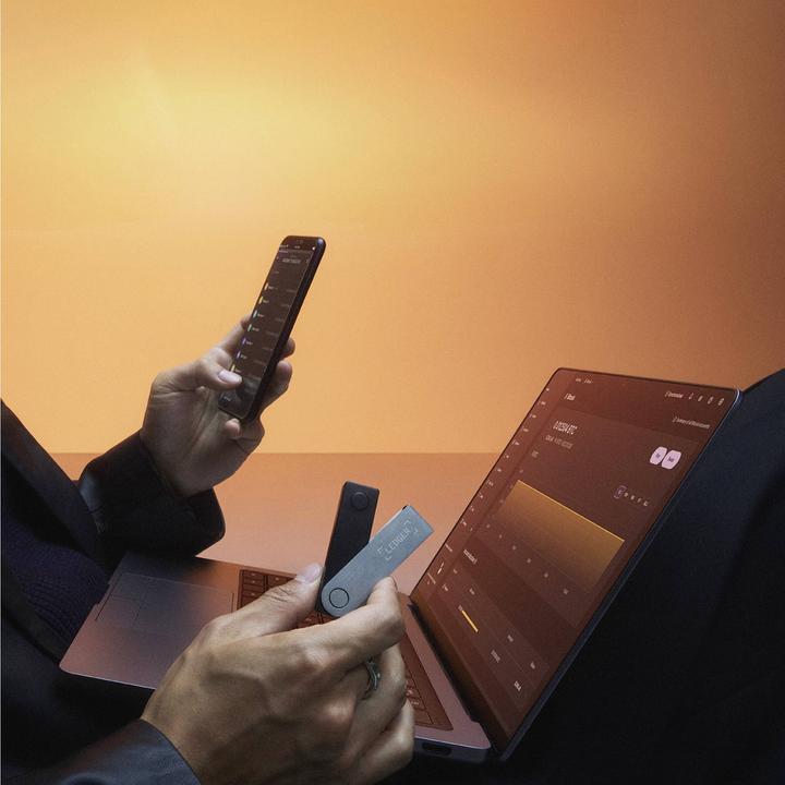 Produktbild Ledger Nano X Krypto-Hardware-Geldbörse Pastel Green (Bitcoin, Ethereum Classic, Cardano)