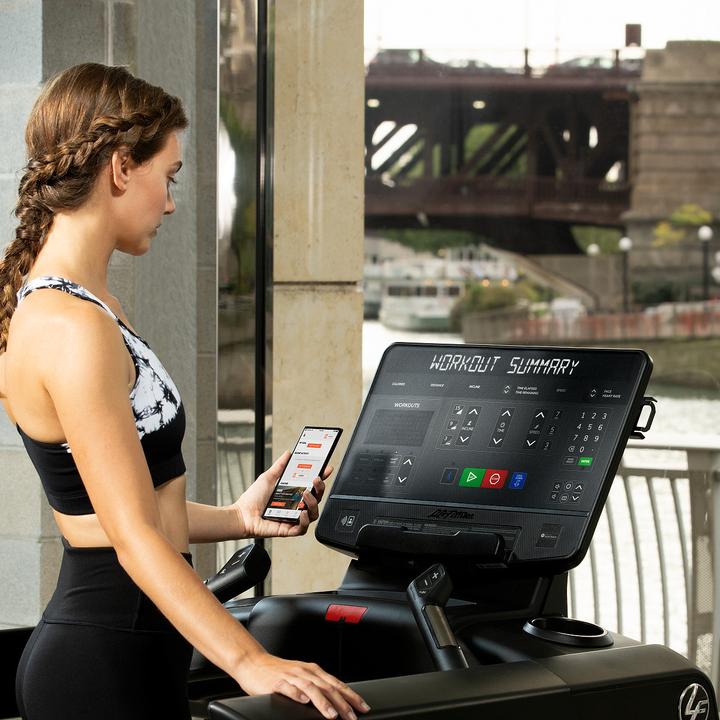 Produktbild Life Fitness Club Series Plus Laufband mit deutscher SL Konsole
