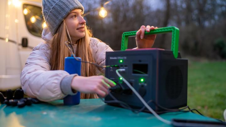 Actual product image APC Schneider OffGrid Portable Power Station 730 738Wh Lithium-ion 2 Schuko Sinewave (738 Wh, 6.40 kg)